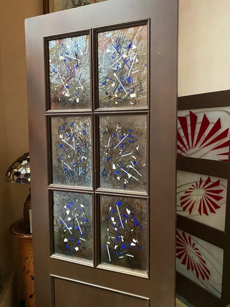 Porte ornée de panneaux en verre — section fusing du portfolio