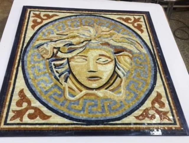 Mosaïque figurative représentant un visage dans un médaillon bleu et doré.